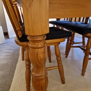 Table and chairs - Image 3
