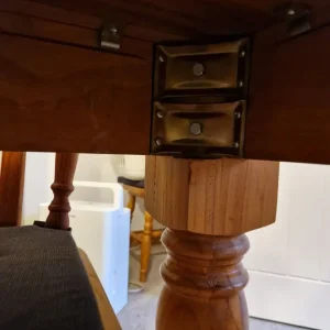 Table and chairs - Image 4