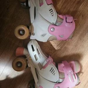 Girls roller skates with carry case - Image 2