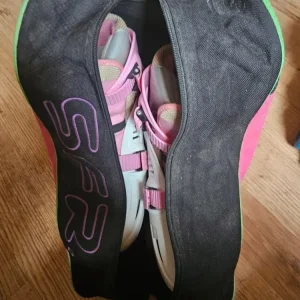 Girls roller skates with carry case - Image 3