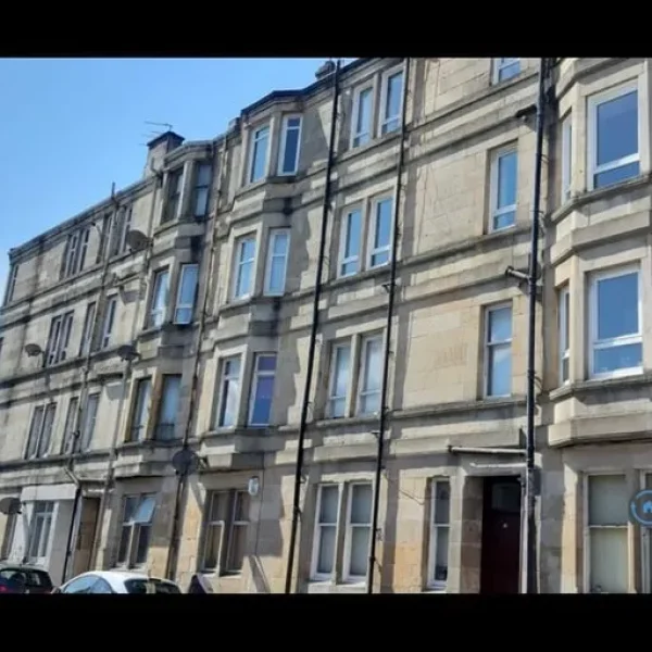 2 bedroom flat in Espedair Street, Paisley, PA2 (2 bed) (#2584165)