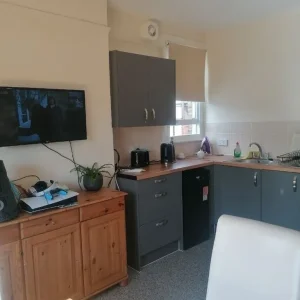 3 bed first floor conversion in semi-detached house - Image 2