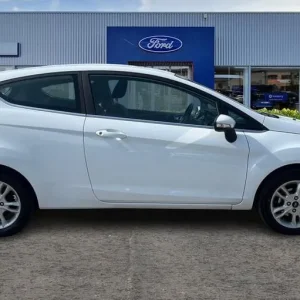 2017 Ford Fiesta 1.25 Zetec 3-door manual hatchback - Image 3