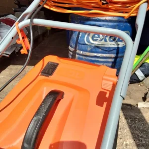 Black and Decker electric lawn mower - Image 3