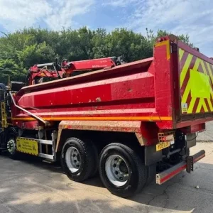 2019 Volvo FM 410 8x4 steel tipper with Epsilon crane and weigher - Image 4