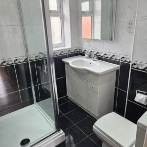 Rooms available in a beautiful modern house - Image 2