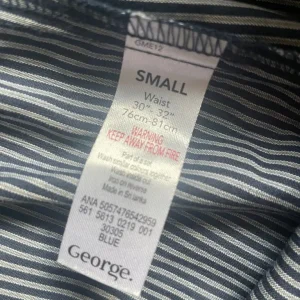 Men’s swim shorts size small - Image 2