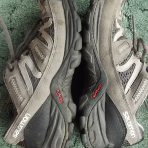 Salomon womens walking shoes size UK 6.5 Eur 40 - Image 3