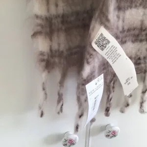 New Look lovely Warm Scarf New with Tags Brown and Cream 72 inch Long with Tassels - Image 4