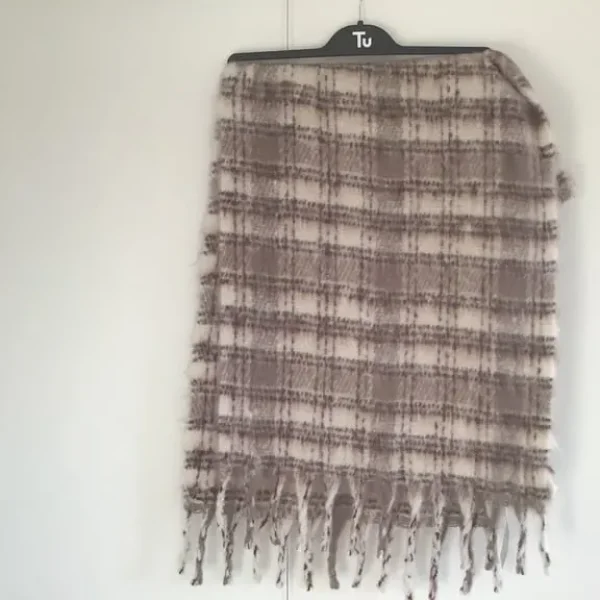 New Look lovely Warm Scarf New with Tags Brown and Cream 72 inch Long with Tassels