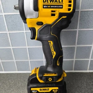 Dewalt 12v 3/8 impact wrench with 5ah battery and body glove NO CHARGER - Image 3