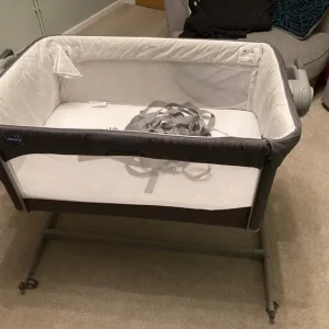 Chicco Next2Me Magic 2 Bedside Crib and fitted sheets - Image 2
