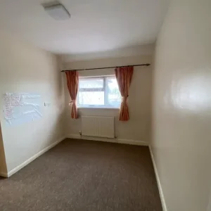 Double room available in Staines - Image 2