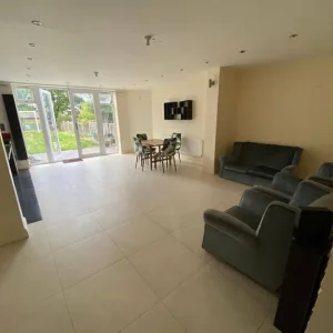 Double room available in Staines - Image 3