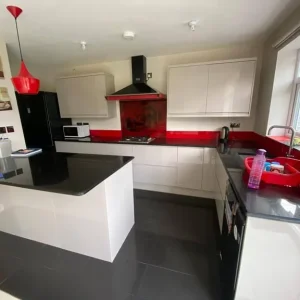 Double room available in Staines - Image 5