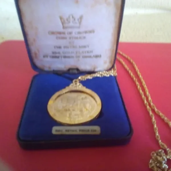 crown of crown 22ct coin on chain £20 or fair offer