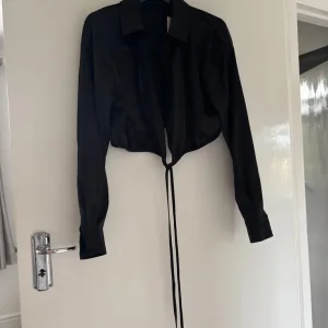 Women’s Cropped Tie Up Blouse - Image 3