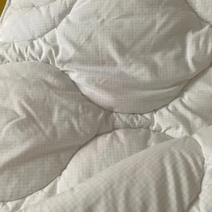 Quality single summer / autumn duvet - £7 (Wallisdown) - Image 2