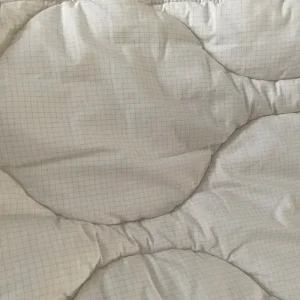 Quality single summer / autumn duvet - £7 (Wallisdown) - Image 4