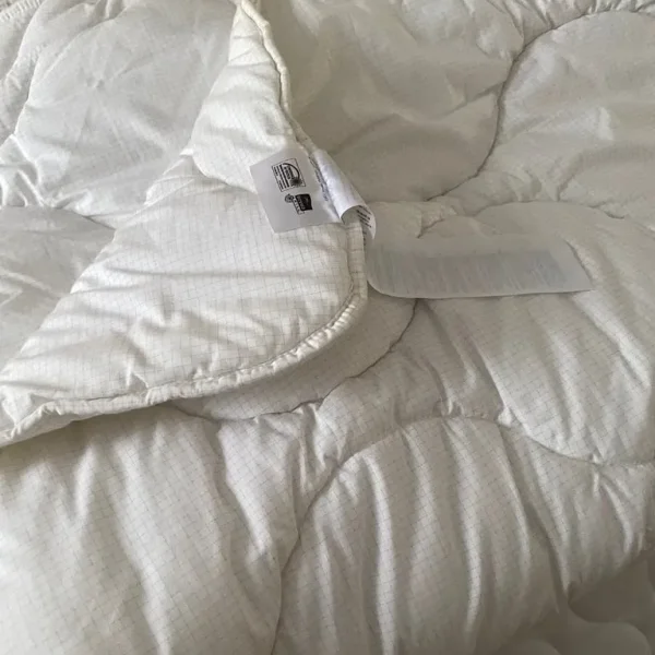 Quality single summer / autumn duvet - £7 (Wallisdown)