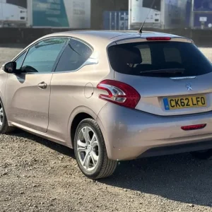 2012 Peugeot 208 1.4 HDi Allure 3dr HATCHBACK Diesel Manual - Image 8