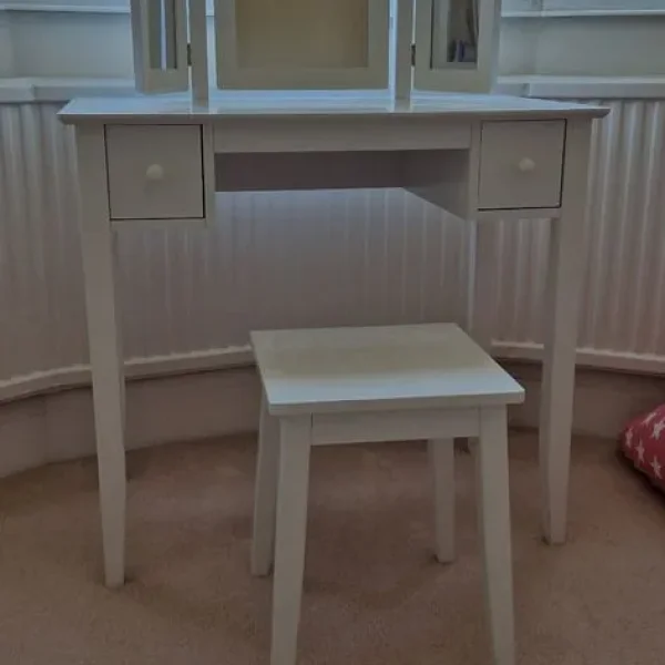 Dressing table for childs bedroom