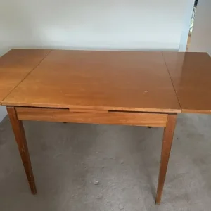 Extendable wooden dining table