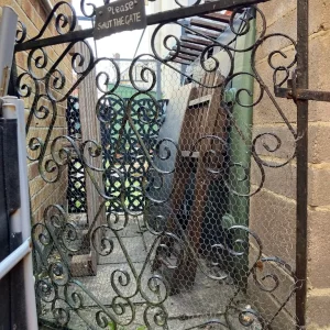 Solid metal side gate