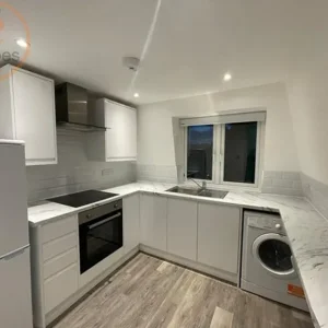 1 bedroom flat in 270 Haydons Road, Wimbledon, London - Image 2
