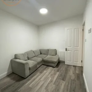 1 bedroom flat in 270 Haydons Road, Wimbledon, London - Image 4