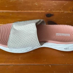 Skechers womans size 4 beige sliders - Image 2