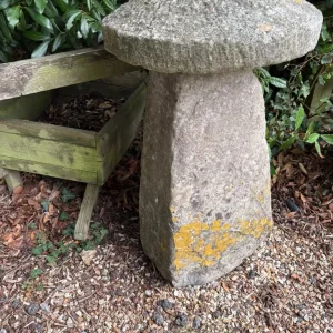 Saddle stones