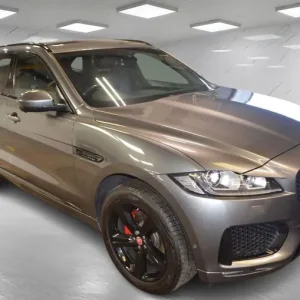 JAGUAR F-PACE 3.0 D300 V6 S Auto AWD Euro 6 (s/s) 5dr 2017 - Image 4