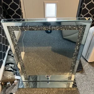 Mirror bling with electric lights can deliver for a small charge - Image 4