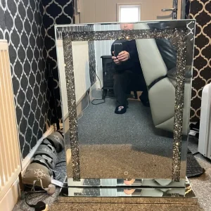 Mirror bling with electric lights can deliver for a small charge - Image 6