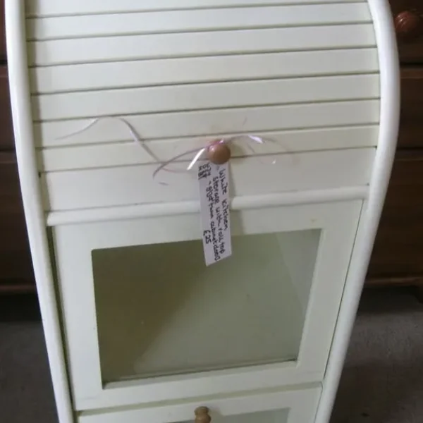 WHITE UPRIGHT KITCHEN CABINET WITH ROLL TOP AND GLAZED DOORS