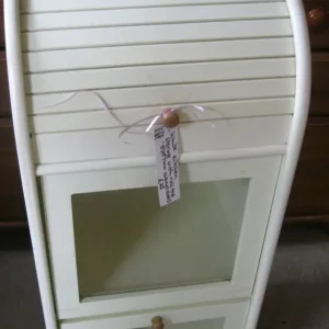 WHITE UPRIGHT KITCHEN CABINET WITH ROLL TOP AND GLAZED DOORS
