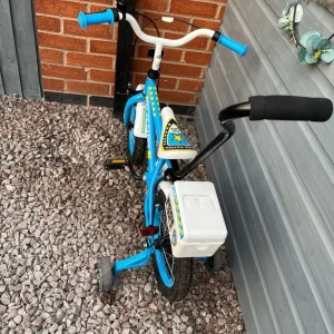Kids first bike with stabilisers - Image 2