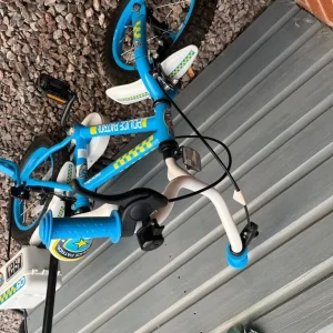 Kids first bike with stabilisers - Image 3