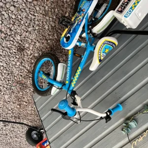 Kids first bike with stabilisers - Image 4