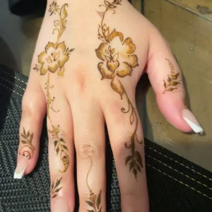 Henna artist - Image 4