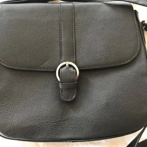 Ladies Black Cotswold Collections Leather Handbag - Image 2