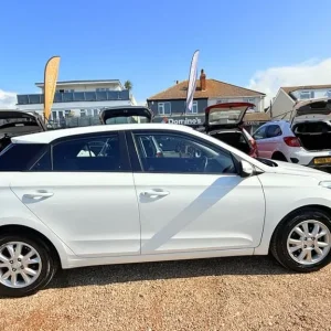 2017 Hyundai i20 1.2 SE Hatchback 5dr Petrol Manual - Image 2