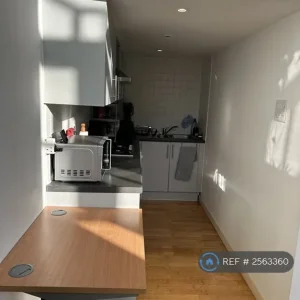 2 bedroom flat in Old School Square, uttoxeter, East Staffordshire (2 bed) - Image 7