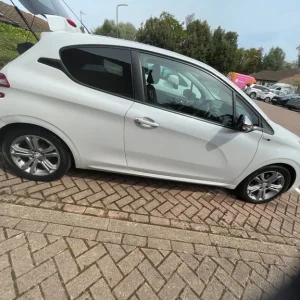 Peugeot 208 2015 manual hatchback 1199cc 3 doors - Image 6