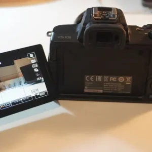 Canon M50 + Kit lens + bag, batteries and charger - Image 3