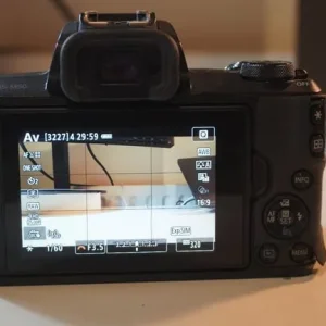 Canon M50 + Kit lens + bag, batteries and charger - Image 5
