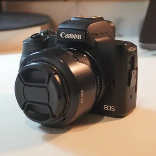 Canon M50 + Kit lens + bag, batteries and charger