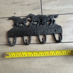 Cast iron horse key and coat hooks - Image 3