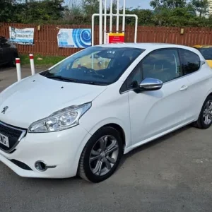 2014 Peugeot 208 1.6 e-HDi Allure 3-door Hatchback - Image 2